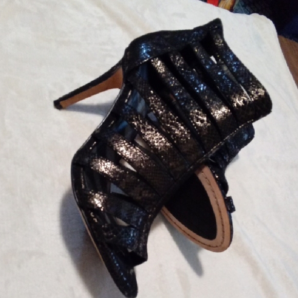 Donald J. Pliner Elegant Black Heels - Picture 3 of 8